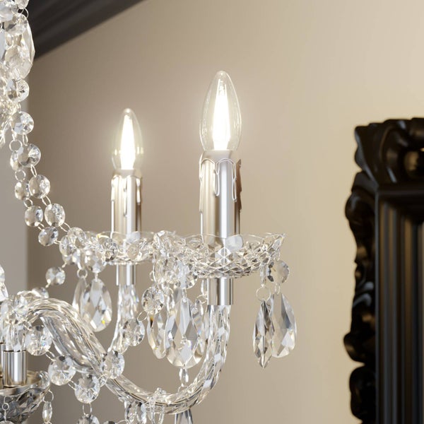 Detailaufnahme eines Kristalllüsters mit Kerzenlampen