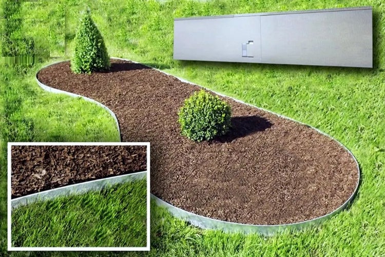 Gartenszene mit Beetumrandung aus Metall, Rindenmulch und Bepflanzung