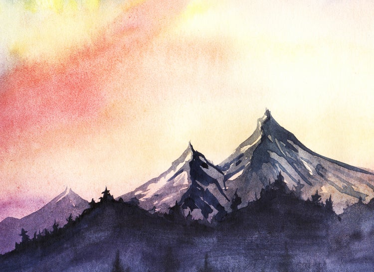Aquarellbild einer Gebirgslandschaft mit verschneiten Gipfeln und Waldsilhouette vor einem leuchtenden Himmel.