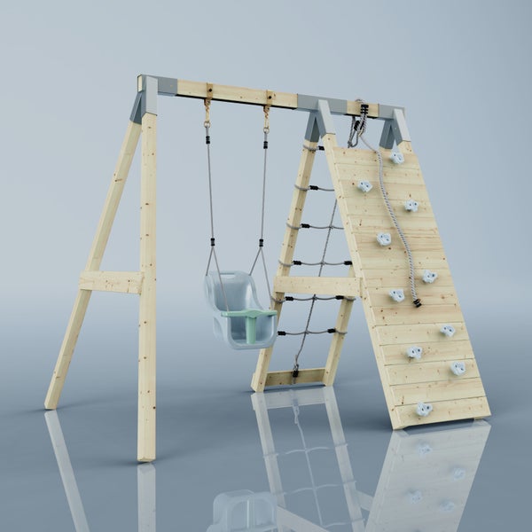 Spielturm aus Holz mit Schaukel, Kletterwand und Seilnetz.