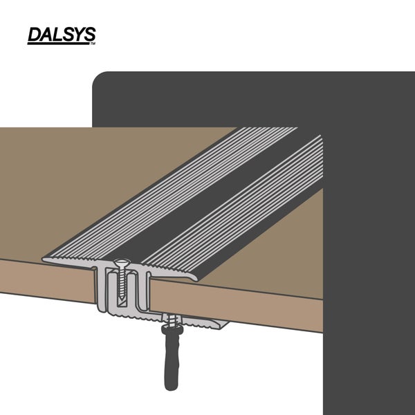 DALSYS Logo. Querschnittzeichnung eines Bodenprofils aus Metall zur Montage zwischen Bodenbelägen mit Schrauben und Basisprofil.