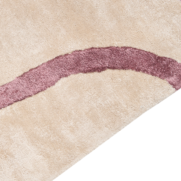 Hochflor-Teppich mit wellenförmigem Muster, Detailaufnahme der weichen Textur.