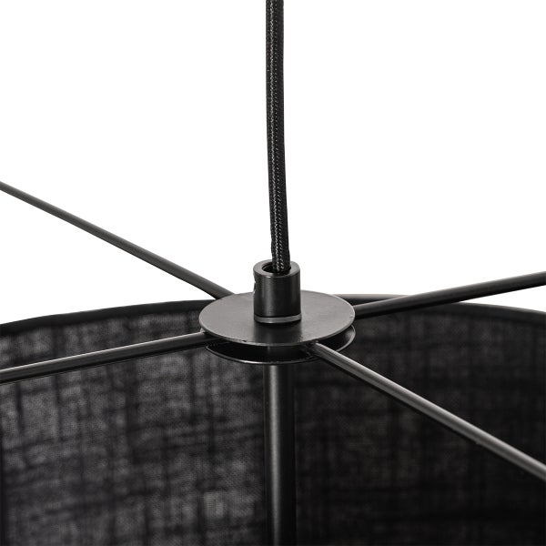 Detailansicht der Metallhalterung und des schwarzen Textilschirms einer Pendelleuchte.