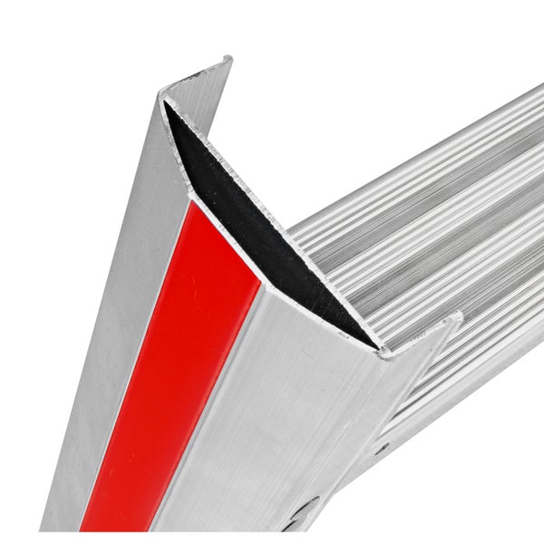 Detail einer Aluminiumleiter mit roter Markierung