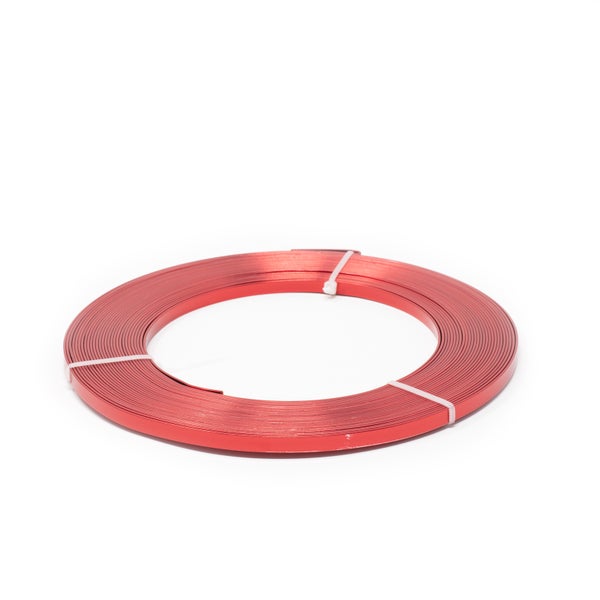 Rotes Montageband aus Metall, aufgerollt.