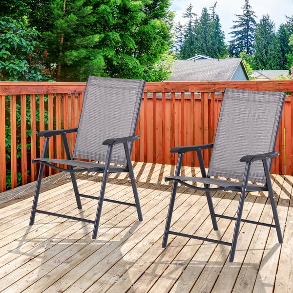 Zwei klappbare Gartenstühle aus Metall und Textilgewebe auf einer Holzterrasse mit Geländer.