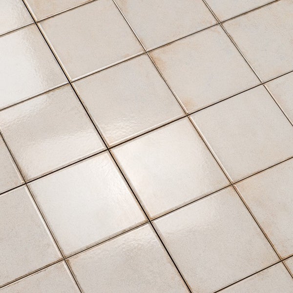 Quadratische Bodenfliesen in verlegter Optik für den Innenbereich.