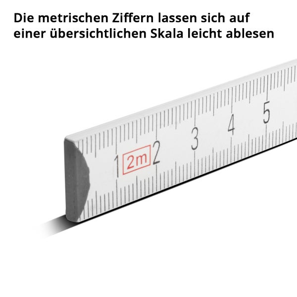 Nahaufnahme eines weißen Zollstocks mit einer gut lesbaren metrischen Skala und deutlichen Ziffern.