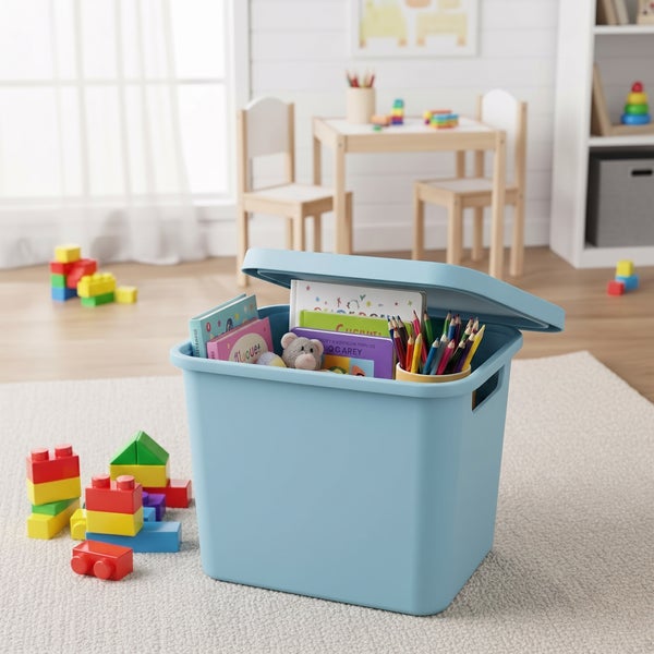 Eine blaue Aufbewahrungsbox aus Kunststoff mit Deckel, gefüllt mit Spielzeug und Büchern in einem organisierten Kinderzimmer.