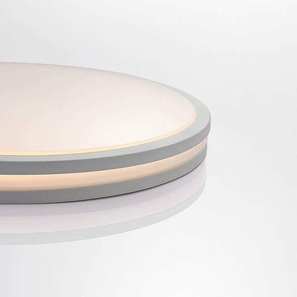 Runde Deckenleuchte mit mattem Diffusor und grauem Metallrahmen, Detailansicht des zweistufigen Lichtrings.