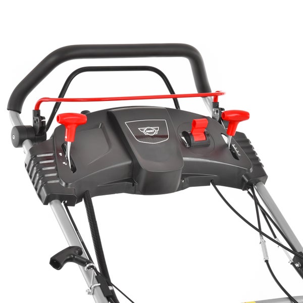 Nahaufnahme der Bedienelemente eines Rasenmähers mit Hecht Logo