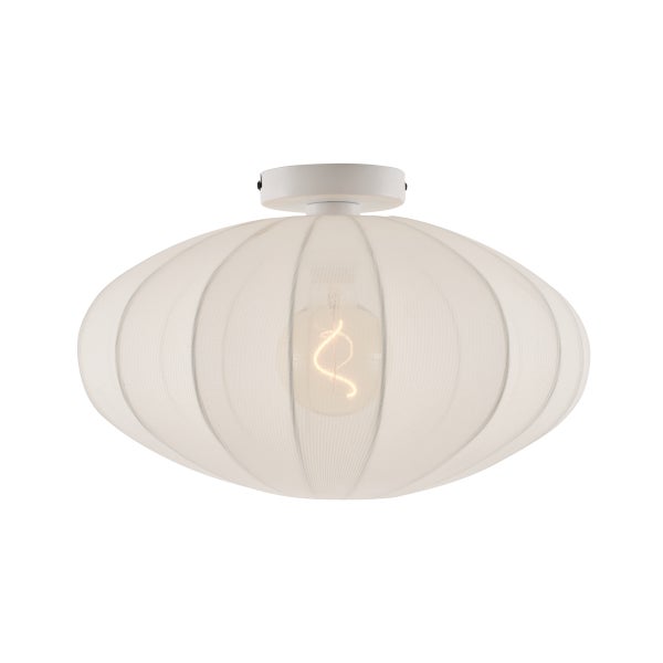Deckenleuchte mit ovalem, geripptem Stoffschirm in Weiß und sichtbarem Leuchtmittel.
