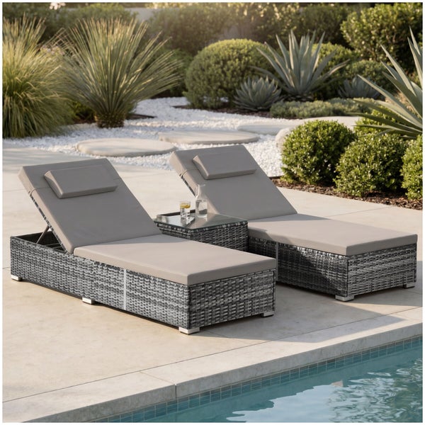 Zwei graue Polyrattan-Gartenliegen mit Kissen und Beistelltisch auf einer Terrasse am Pool in einem modern gestalteten Garten.