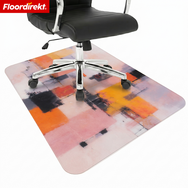 Floordirekt Logo. Bürostuhl auf einer rechteckigen Bodenschutzmatte mit abstraktem geometrischem Muster.