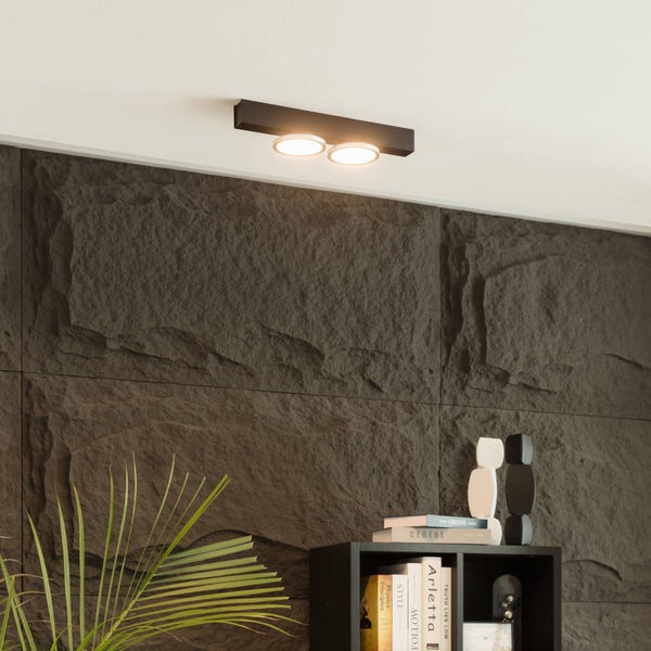 Deckenleuchte mit zwei Strahlern in einem modern eingerichteten Raum.