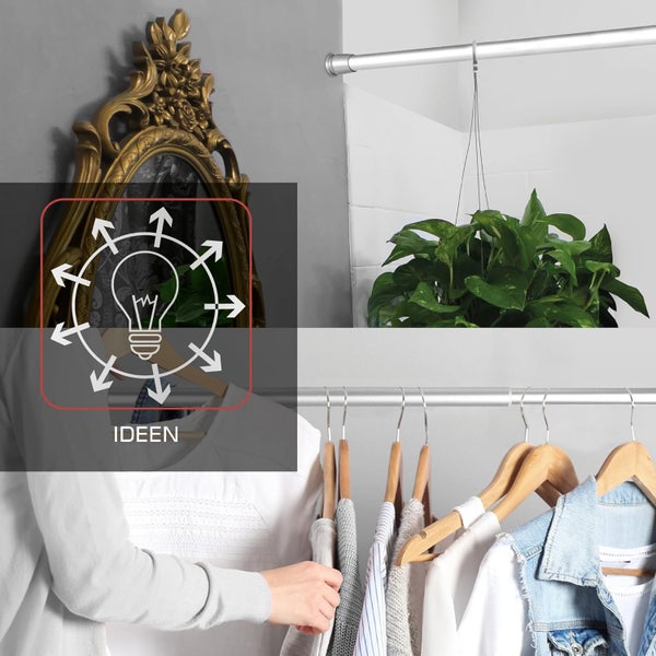 Schrankraum mit Kleidung an Kleiderbügeln, Spiegel und einer hängenden Pflanze; Ideen Symbol