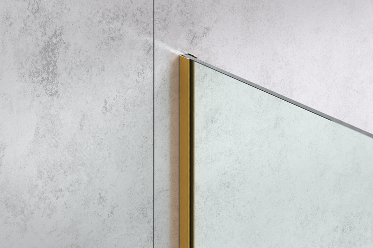 Goldenes Wandprofil für eine Glas-Duschwand.