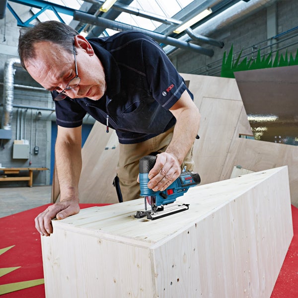 Grüne Hainbuchenhecke im Garten