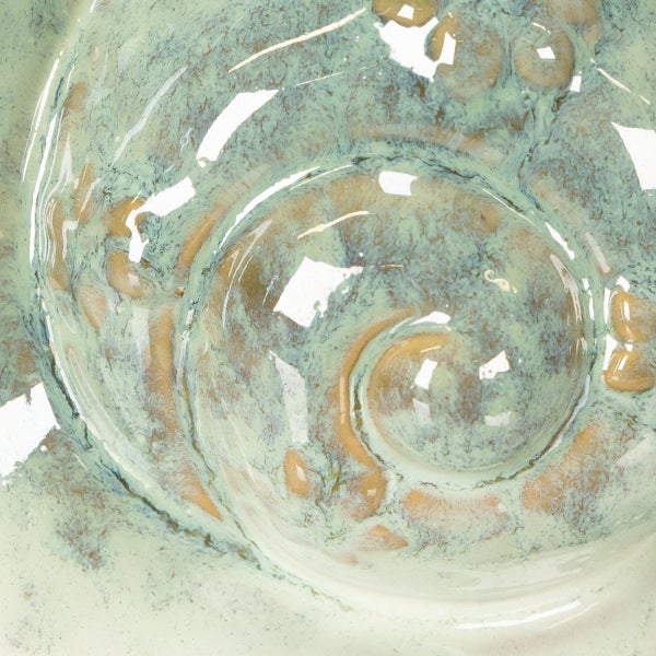 Nahaufnahme einer Keramikschale mit spiralförmigem Muster