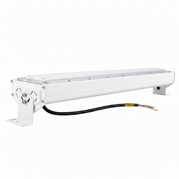 Weißes lineares LED-Flutlicht mit verstellbaren Montagehalterungen und Anschlusskabel.