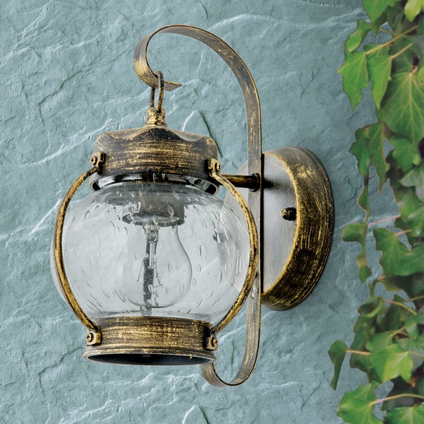 Außenwandleuchte im antiken Design aus goldfarbenem Metall und Glas mit Lufteinschlüssen.