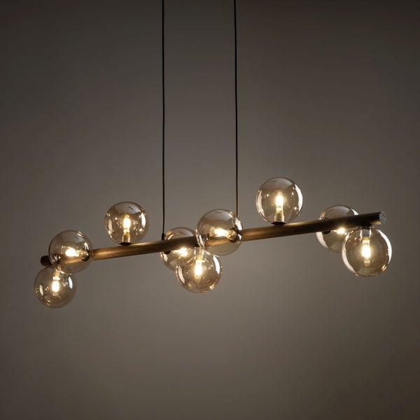 Hängelampe mit zehn Glasschirmen an einer Holzleiste