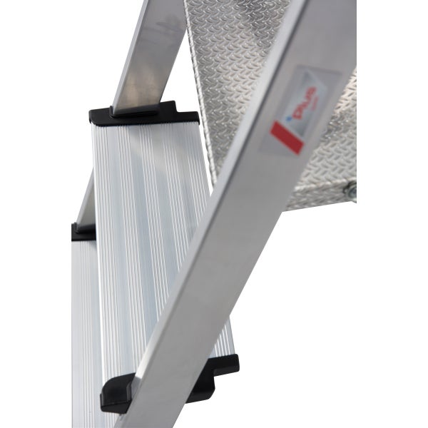 Detailansicht einer Aluminium-Stufenleiter mit geriffelter Trittfläche
