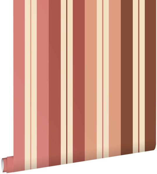 Vliestapete mit vertikalen Streifen in Braun, Rosa und Beige.