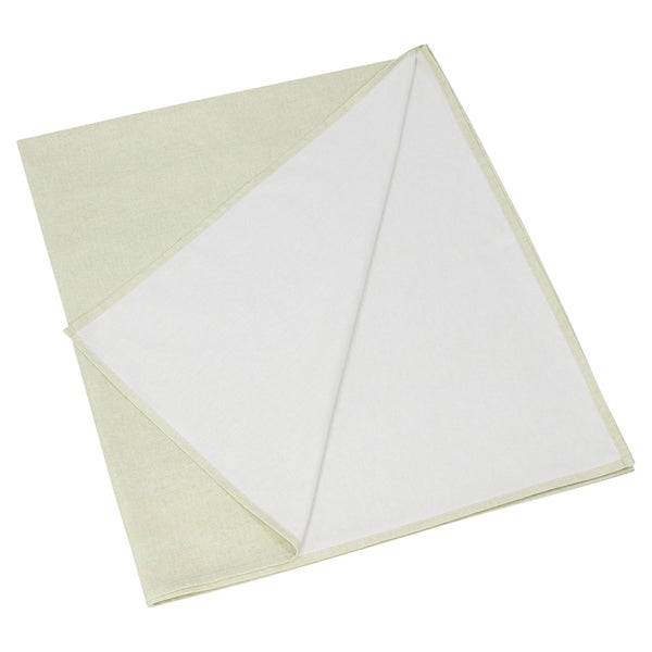 Rechteckiges Textilgewebe mit strukturierter Vorderseite und weißer Rückseite, diagonal gefaltet.