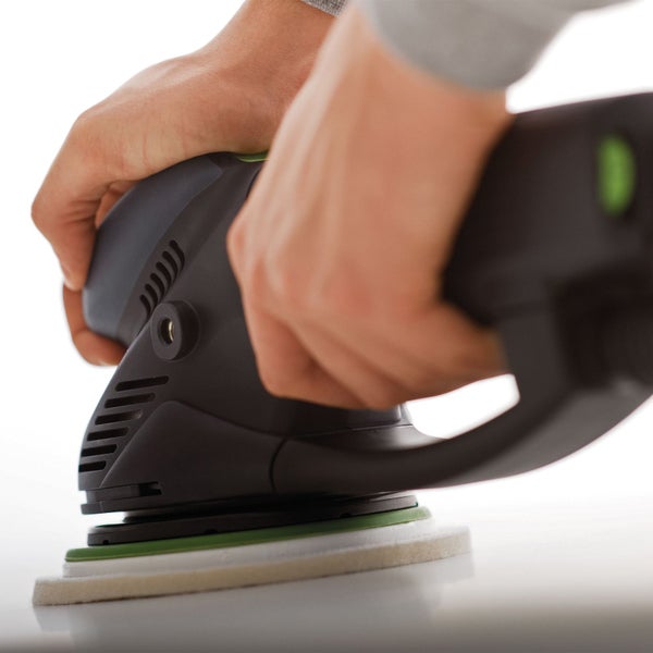 Exzenterschleifer in Anwendung, mit beiden Händen auf einer Oberfläche geführt.