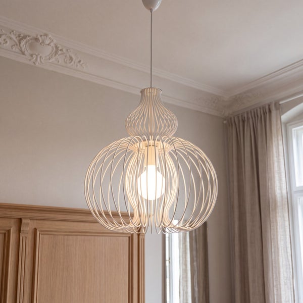 Moderne Pendelleuchte mit geschwungenem Drahtgeflecht in einem hellen Raum mit Stuckdecke, Holzschrank und Vorhängen.