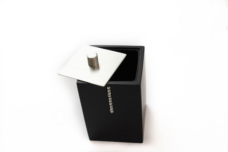Quadratischer Aufbewahrungsbehälter in Schwarz mit Ziersteinen und Edelstahldeckel.