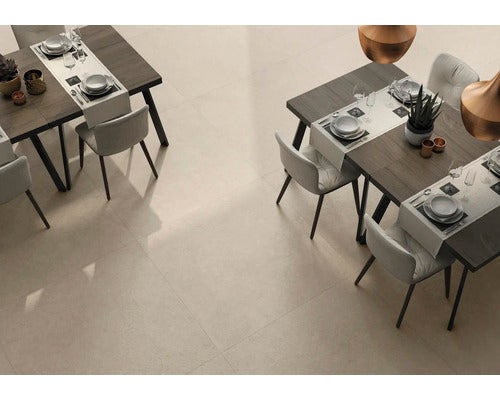 Heller Bodenbelag im Essbereich mit Tischen und Stühlen