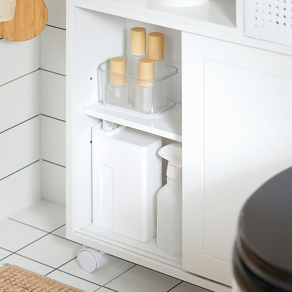 Badezimmerunterschrank mit Reinigungsutensilien und Behältern