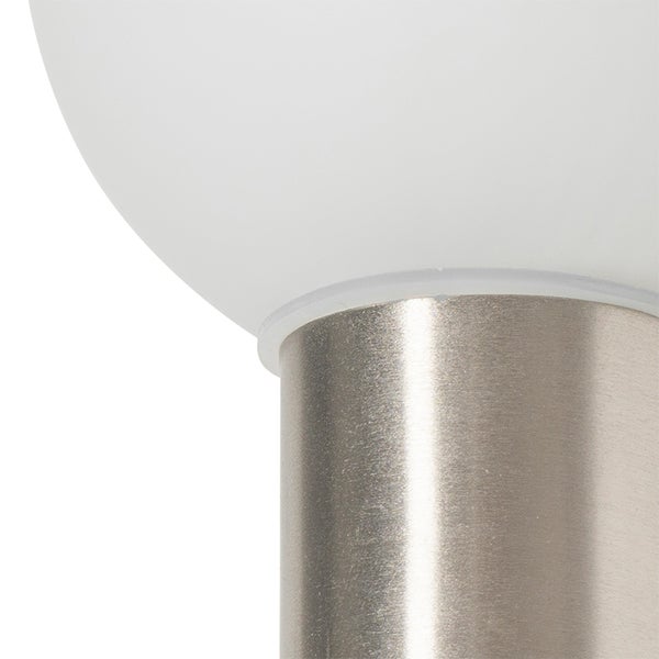 Nahaufnahme einer Leuchte mit weißem Kugelschirm und Sockel aus gebürstetem Metall.