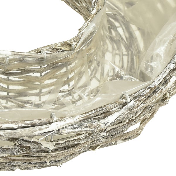 Detailansicht eines Pflanzkorbs aus Weide mit Folie