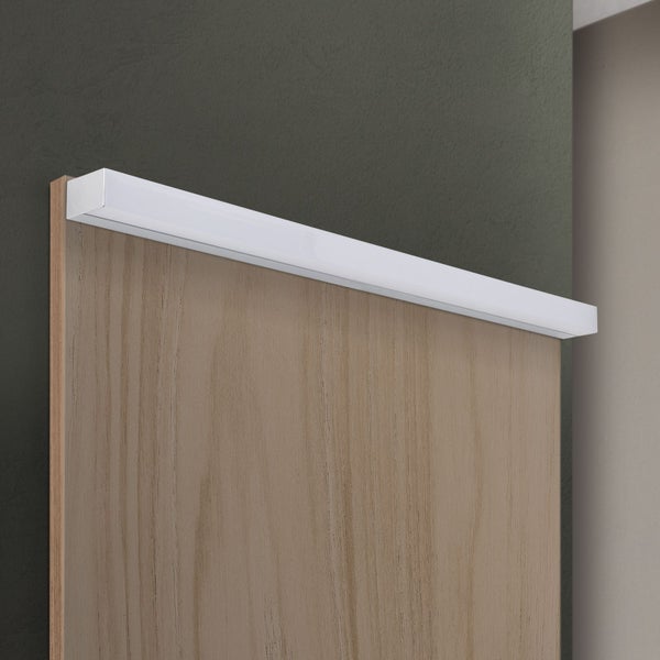 Moderne LED Spiegelleuchte in schlankem Design an einem Holzschrank montiert