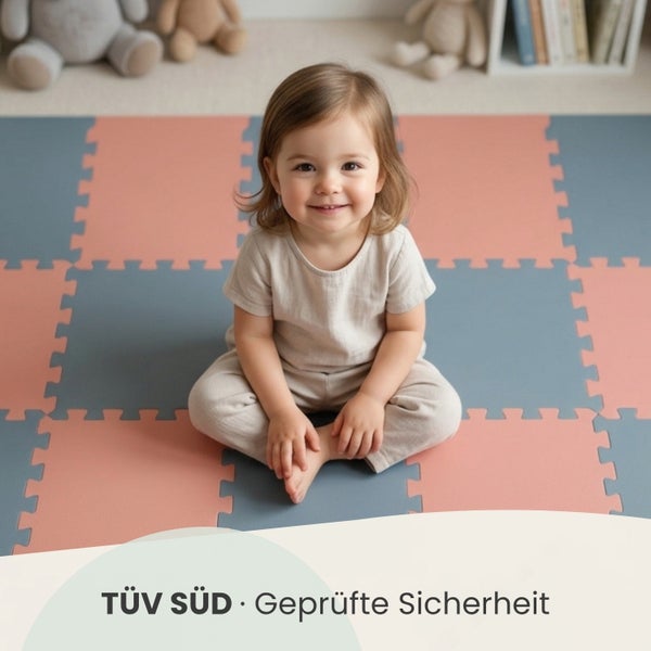 Kleinkind sitzt auf einer zweifarbigen Puzzlematte aus Schaumstoff im Kinderzimmer, TÜV SÜD Geprüfte Sicherheit.