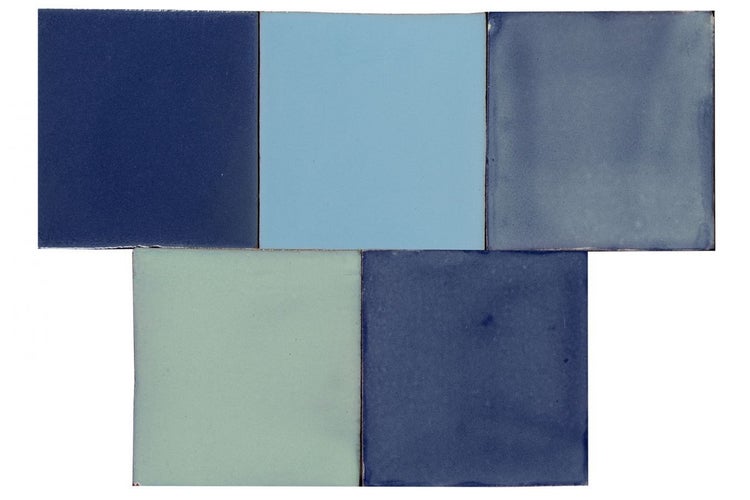 Fliesen in verschiedenen Blautönen