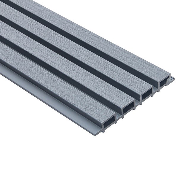 Eine einzelne Terrassendiele aus Holzverbundwerkstoff mit profilierter Oberfläche für den Außenbereich.