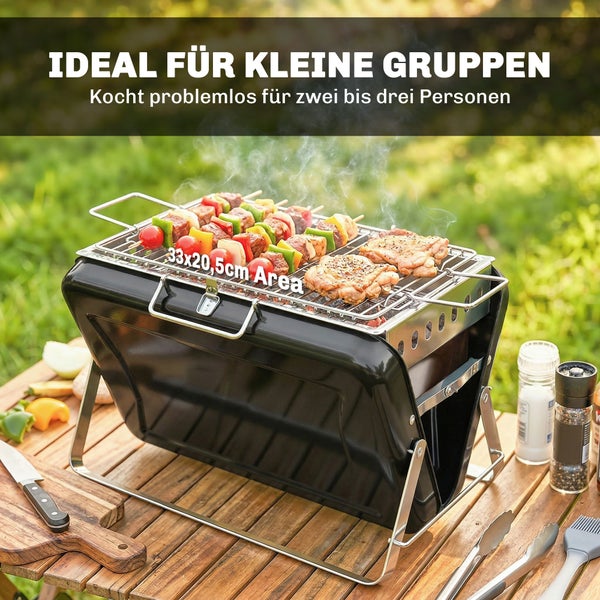 Tragbarer Holzkohlegrill auf Holztisch, Grillfläche 33 mal 20,5 Zentimeter, mit Grillspießen und Fleisch, ideal für zwei bis drei Personen.