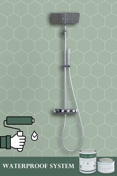 Duscharmatur vor sechseckigen Wandfliesen, mit dem Hinweis auf ein Abdichtungssystem für Wände