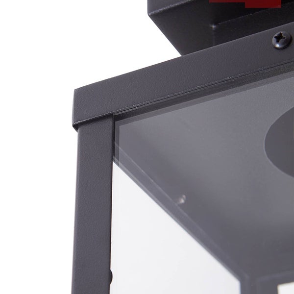 Detailansicht einer schwarzen Außenwandleuchte aus Metall mit Glaseinsatz.