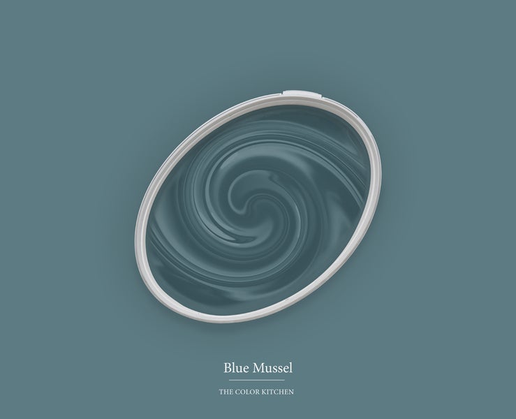Wandfarbe Blue Mussel von The Color Kitchen in einem ovalen Behälter mit spiralförmig gerührter Farbe.