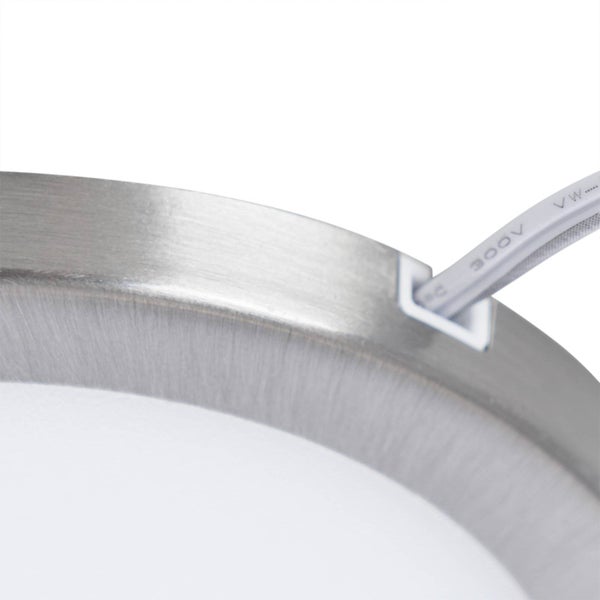 Nahaufnahme einer runden LED-Leuchte mit einem Rahmen aus gebürstetem Metall und Kabelanschluss.