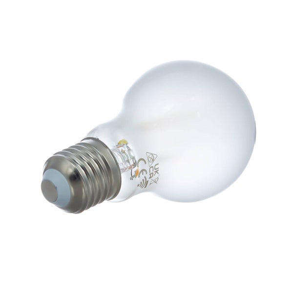 Smartes LED-Leuchtmittel in Birnenform mit E27-Sockel aus mattiertem Glas.