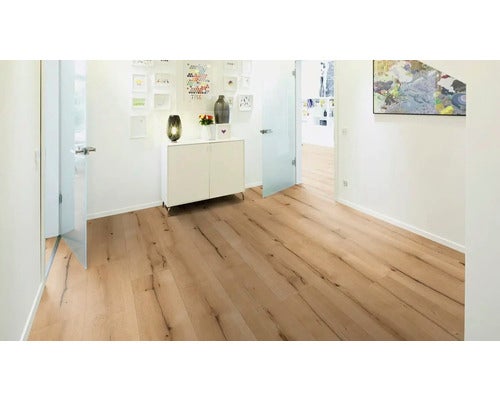 Heller Raum mit Holzboden, Kommode und Tür