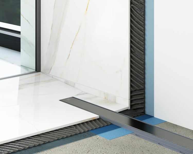 Detailansicht einer Duschrinne mit Fliesen und Abdichtung