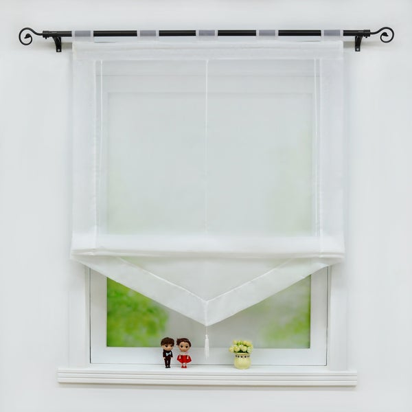 Fenster mit weißem Faltrollo und Gardinenstange