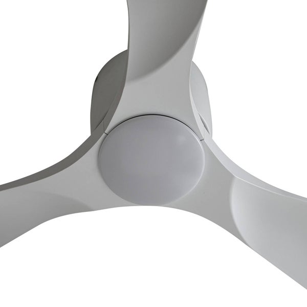 Weißer Deckenventilator mit drei geschwungenen Flügeln und integrierter runder Leuchte.